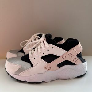 NIKE HUARACHE RUN • 5.5Y • PINK/WHITE/GREYFOG